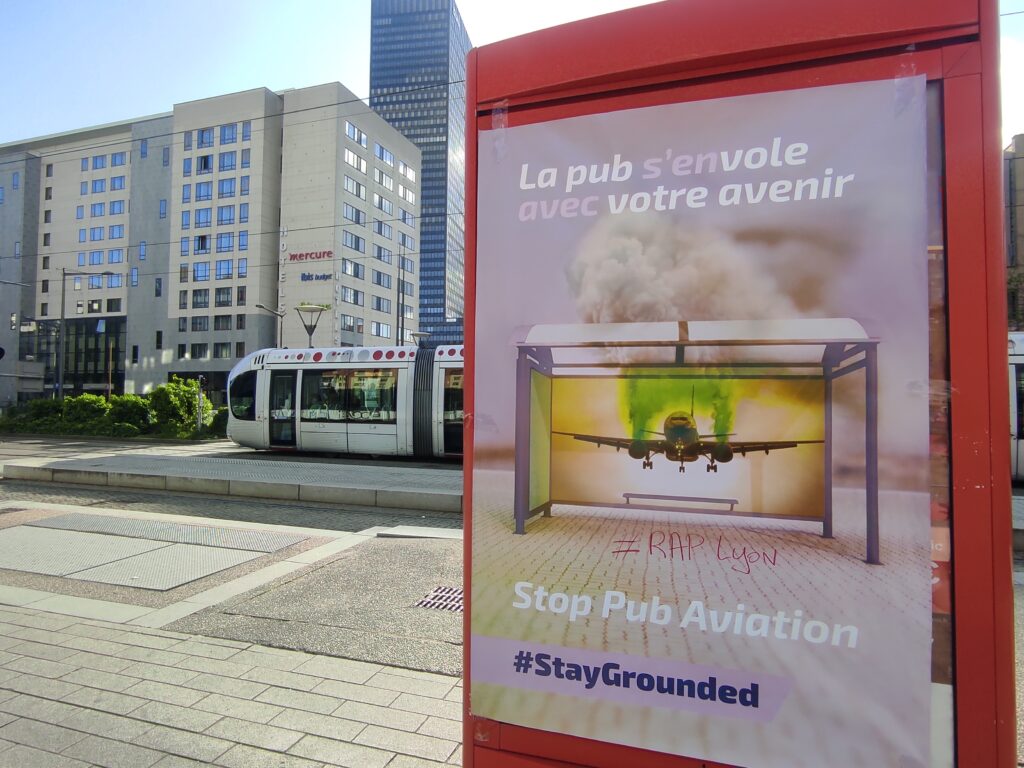 Affiche posée par le groupe local de RAP Lyon pendant la semaine d'action antipub aérienne du 15 au 22 avril 2024.