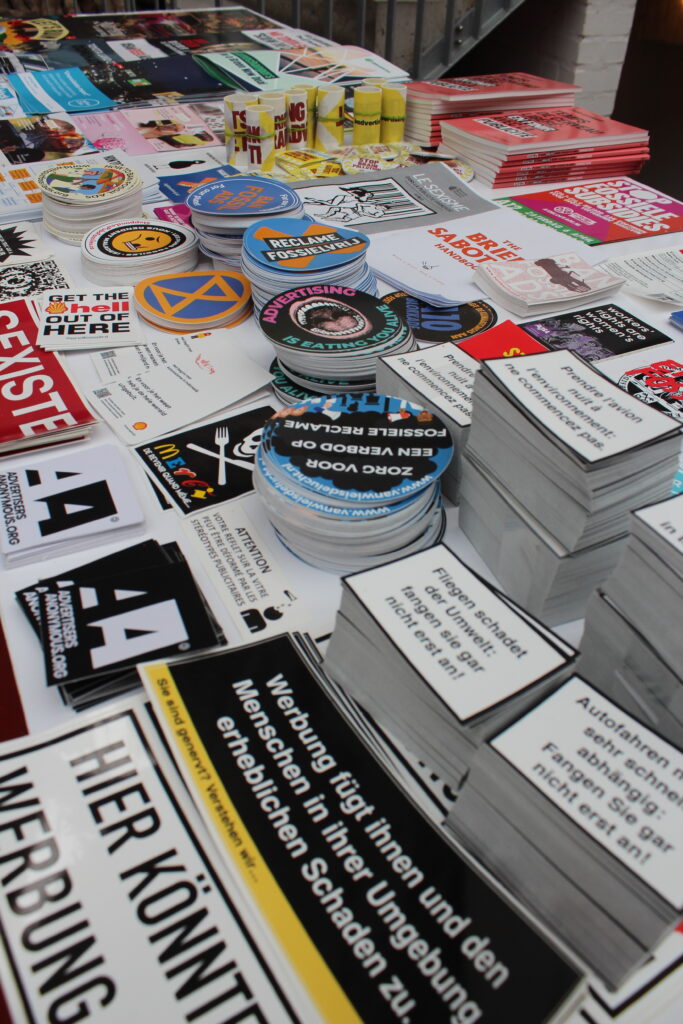 Stickers et brochures des collectifs ayant participé à la conférence Ban Fossil Ads à Bruxelles en mars 2024.