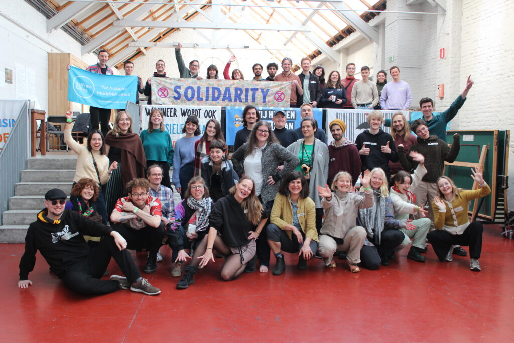 Photo de groupe pendant la conférence Ban Fossil Ads à Bruxelles en mars 2024, dans les locaux de Namahn.